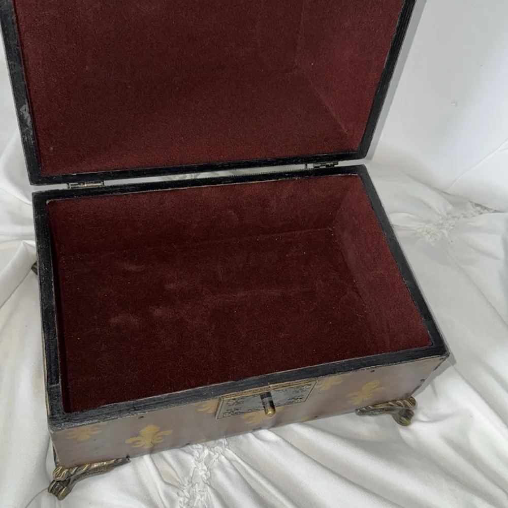 Vintage Fleur De Lis Broach Box Jewelry Casket Storage Box French Louis Rococo